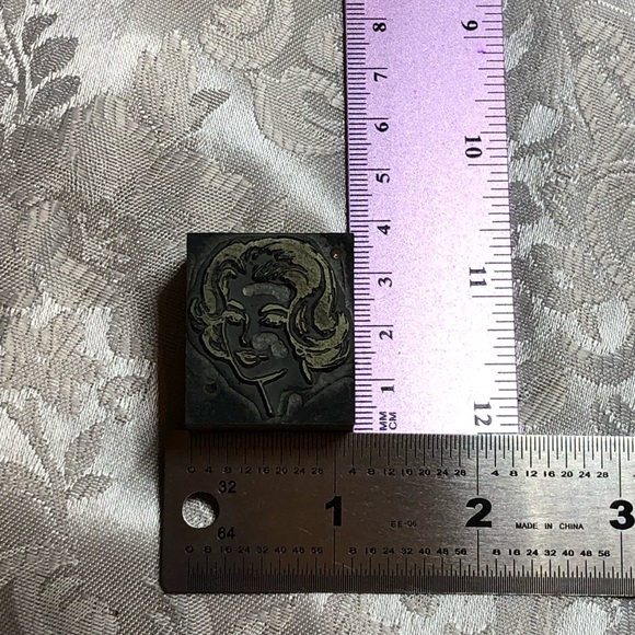 Antique Wooden Print Block Pretty Woman Head Shot Flip Hair Advertising - Picture 4 of 5